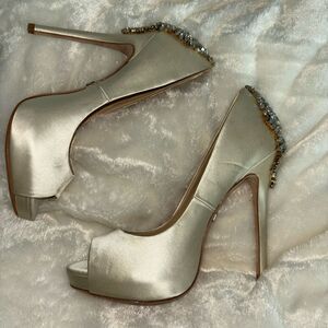 Badgley Mischka Kiara ivory satin peep toes evening pumps EUC